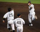 9回裏阪神2死満塁、サヨナラ安打を放ち笑顔のマートン(撮影・河南真一)