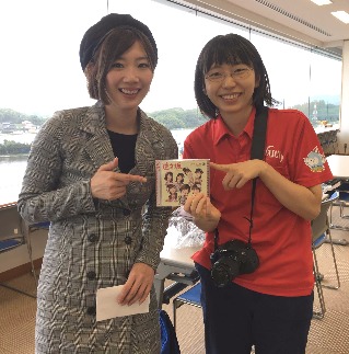 「逆さ坂」のＣＤをアピールする田名部生来さん（左）と、ボートレース芦屋企画宣伝係の深水さやかさん
