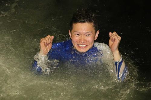 水面に投げ込まれた仲谷颯仁選手。寒そうだけど、うれしそうです（若松ボート提供）