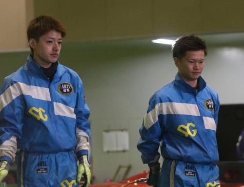 九州地区選最終日、若松のピットでの仲谷颯仁選手（右）と羽野直也選手のツーショット。やっぱり、さまになりますね（若松ボート提供）