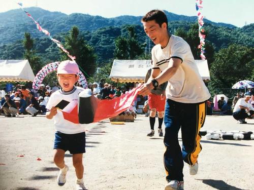 幼稚園で親子競走でハッスルする原田富士男選手と才一郎君