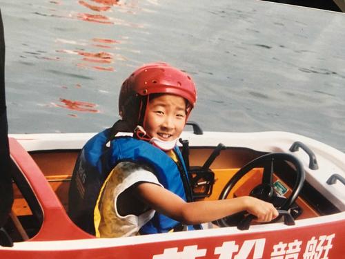 ７歳のころ、ペアボートに乗ってにっこりの原田才一郎君