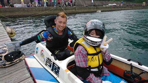 奥様の美幸さんとペアボートに乗る田中宏樹選手