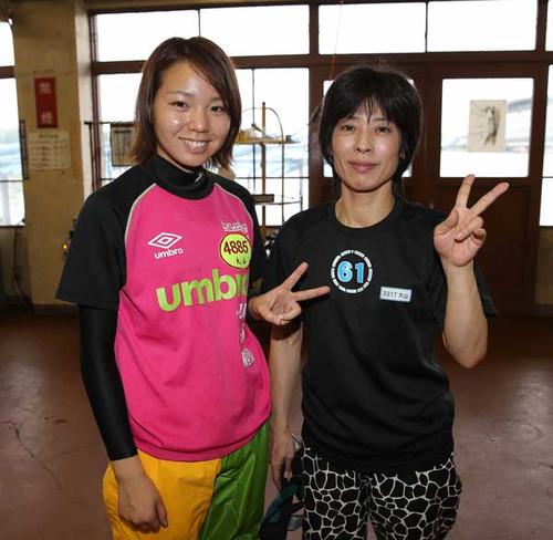 笑顔でピースサインの大山千広選手（左）と母・博美選手（写真は１５年９月、芦屋オールレディースでのもの）