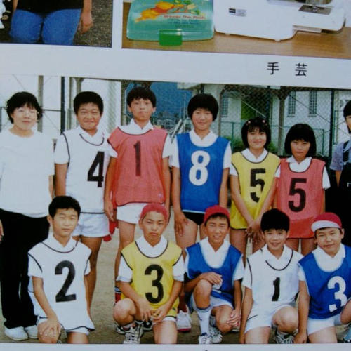 学生時代のお写真。前列左が岡村慶太選手。1人おいて赤い帽子をかぶり、青いゼッケンをつけているのが西山貴浩選手だそうです