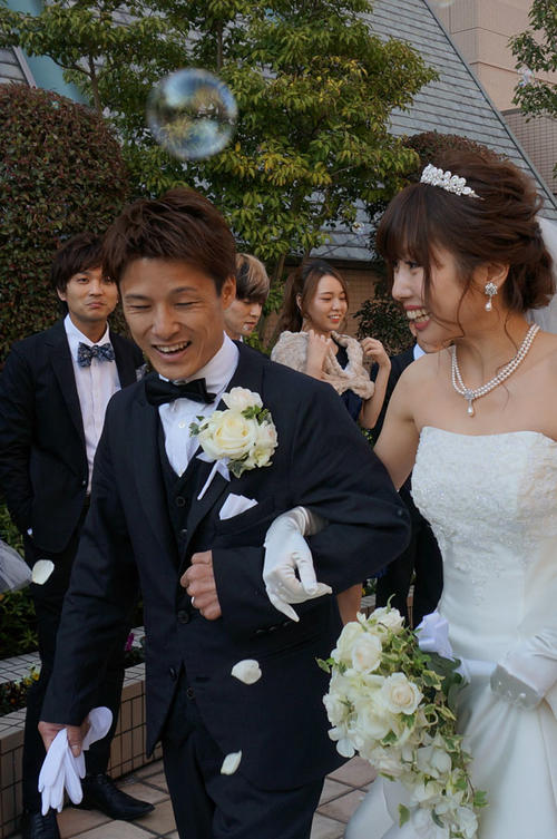 結婚式で笑みがあふれる富永修一選手と麻紗子夫人