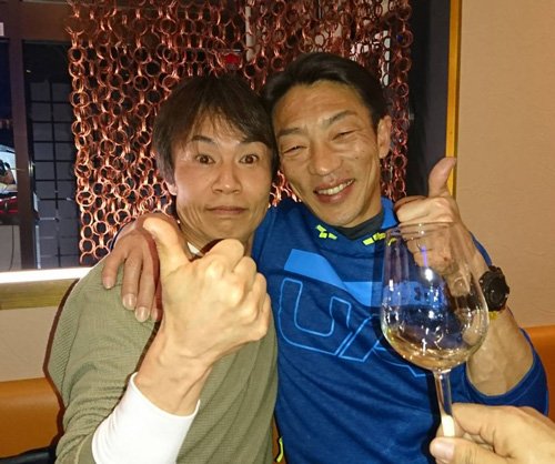 同期の原田富士男選手（右）と肩を組んでポーズを取る、６コースのスペシャリスト、小川晃司選手