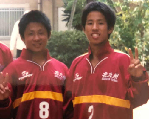 サッカー部に所属していた高校時代の水摩敦選手（右）と国弘翔平選手
