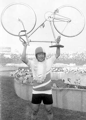 第２回日本選手権競輪（第18回ダービー）　優勝した石田雄彦＝１９６４年11月10日