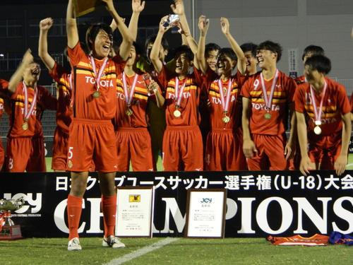 優勝した名古屋U－18のメンバー