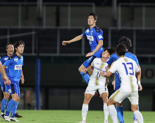 184センチの長身で高さも武器の新井（C）TOKYO UNITED FC