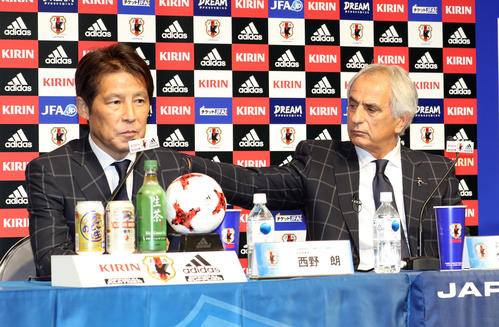 １７年８月、Ｗ杯アジア最終予選のメンバー発表で話をする西野朗技術委員長（左）は、ハリルホジッチ監督に肩をもまれる