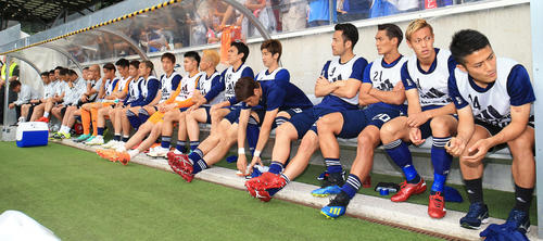 日本対パラグアイ　試合前、ベンチに座る本田（右から２人目）らサッカー日本代表イレブン（撮影・江口和貴）