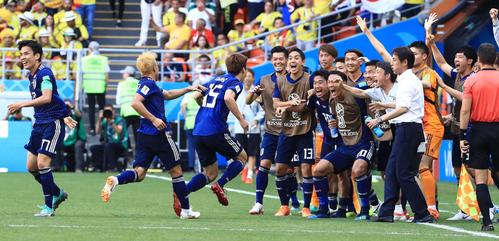 日本対コロンビア　後半、ヘディングで勝ち越しゴールを決めた大迫（左から３人目）を祝福する歓喜の日本ベンチ（撮影・江口和貴）