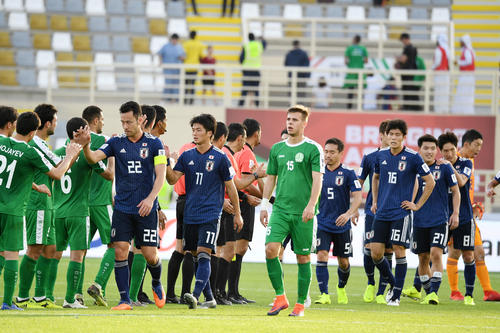 グループリーグ初戦に勝利しトルクメニスタンの選手たちと握手をかわす日本代表の選手たち（撮影・横山健太）