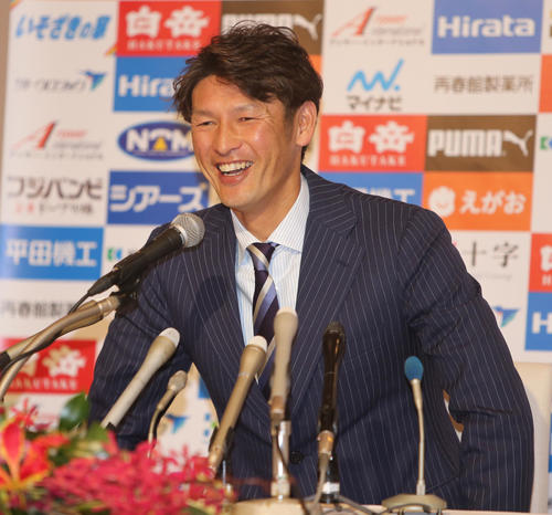 現役引退記者会見で笑顔を見せるJ3熊本の元日本代表FW巻（撮影・菊川光一）