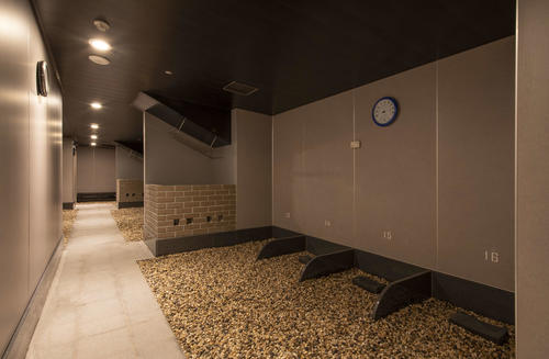 カシマスタジアム内にオープンした温浴施設「アントラーズ・トージ」。石の上に横になり、ミネラルミストをたっぷりと浴びる