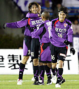 前半29分、京都FW田原(左)は先制ゴールを決め喜び合う(撮影・加藤哉)