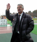 【名古屋-ホンダFC】手を振るフェルフォーセン監督(撮影・岡本肇)