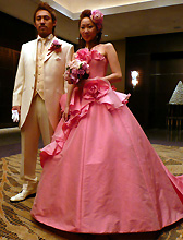 都内のホテルで挙式した浦和ＭＦ平川（左）と保美夫人（撮影・藤中栄二）