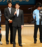 新入団選手を前に今季の決意を話す関塚監督（撮影・中村誠慈）
