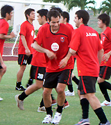 グアムキャンプでアップをするＦＷ高原（中央）（撮影・栗田成芳）