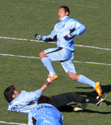 飛び込みからシュートを放つ川崎FのFW鄭(奥)(撮影・村上幸将)