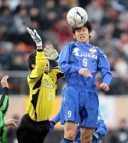 【広島皆実-鹿児島城西】ヘディングシュートの大迫勇(撮影・宇治久裕)