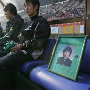 一条のベンチには東原さんの遺影が