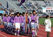 入場行進する藤枝東の選手たち