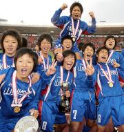 初優勝し喜ぶ山梨学院大付イレブン(撮影・鹿野芳博)
