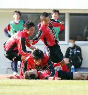 決勝ゴールを決めた矢板中央・益子直(下)に抱きつくイレブン