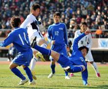 前半、こぼれ球を押し込み先制ゴールを決めた四日市中央工FW浅野(左から2人目)
