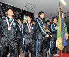宮崎空港で歓迎セレモニーを受けた選手権初優勝の鵬翔イレブン(撮影・菊川光一)