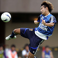 強烈なボレーシュートでゴールを狙うFW高原(撮影・宇治久裕)