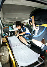 全体練習後、足の負傷のため救急車に乗り込み病院へと向かうＤＦ駒野