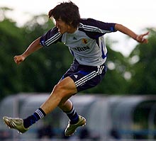ミニゲームで強烈なシュートを放つＭＦ中村俊（撮影・ たえ 見朱実）