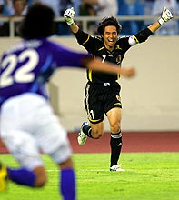 5人目のDF中沢が決めPK戦を制すと、GK川口は両手を上げ最高の笑顔
