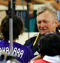 オシム監督は、勝利後ピッチに現れＦＷ高原と笑顔で握手