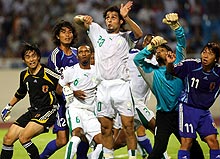 後半終了間際、GK川口まで上がりゴールを狙う(撮影・たえ見朱実)