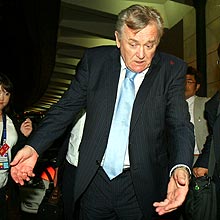 ジャカルタに到着した日本代表オシム監督は、約半日かかった移動に不満の表情