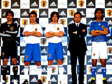 ポーズを決める左から川口、今野、遠藤、岡田監督、中沢（撮影・鹿野芳博）