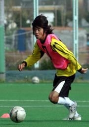 ミニゲームでドリブル突破する阪南大FW南条(撮影・奈島宏樹)