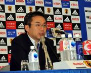 代表メンバーを発表する反町監督(撮影・栗山尚久)