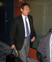 バーレーンに到着し入国ゲートに向かう岡田監督(撮影・宇治久裕)
