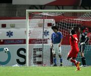【日本-バーレーン】失点にぼう然のGK川口(右)(撮影・宇治久裕)