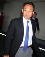 バーレーンから帰国した岡田武史監督（撮影・柴田隆二）