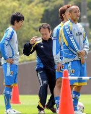練習中、MF香川(左)に個別指導をする岡田監督(撮影・為田聡史)
