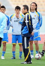 岡田監督の話を真剣に聞く選手（撮影・為田聡史）
