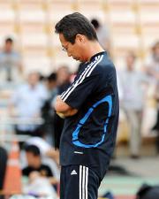 タイ戦前日練習で腕を組み考え込む岡田監督（撮影・為田聡史）